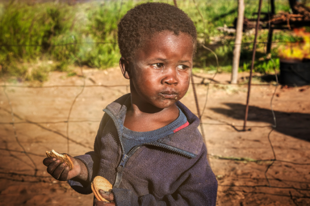 A merenda escolar garante alimentação adequada e ajuda no combate à fome infantil, destaca Bruno Garcia Redondo.