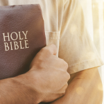 Jose Eduardo de Oliveira e Silva aborda como a participação plena na liturgia católica fortalece a fé e a unidade da comunidade.