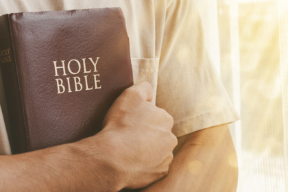 Jose Eduardo de Oliveira e Silva aborda como a participação plena na liturgia católica fortalece a fé e a unidade da comunidade.