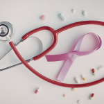 Câncer de mama em homens: Vinicius Tadeu Sattin Rodrigues alerta sobre sinais importantes para um diagnóstico precoce.