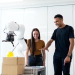 Dois engenheiros testam um protótipo robótico em um laboratório moderno de inovação.