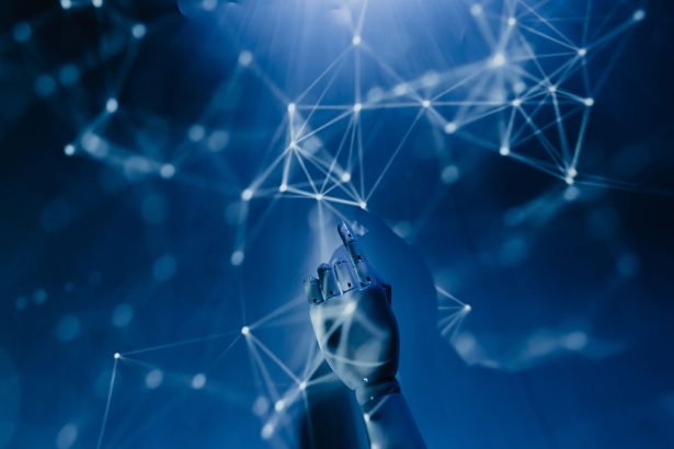 Mão robótica alcança uma rede digital iluminada sobre fundo azul, representando inteligência artificial e conectividade.