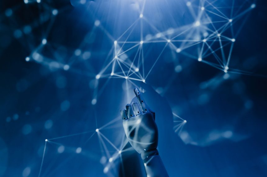 Mão robótica alcança uma rede digital iluminada sobre fundo azul, representando inteligência artificial e conectividade.